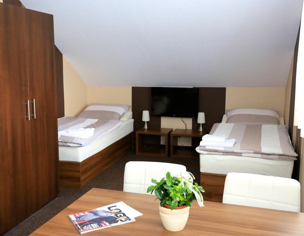 10 Bed And Breakfast Poznan Oda fotoğraf